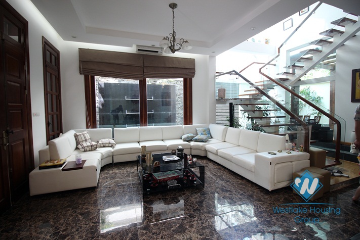 Spacious house with open living room and nice bathrooms to rent in Ciputra